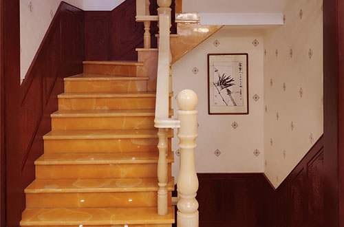 洮北中式别墅室内汉白玉石楼梯的定制安装装饰效果